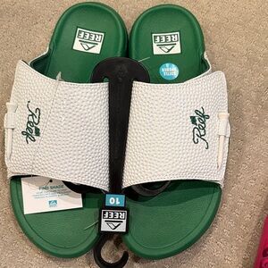 Reef Adult golf slides with built in bottle opener. Size 10